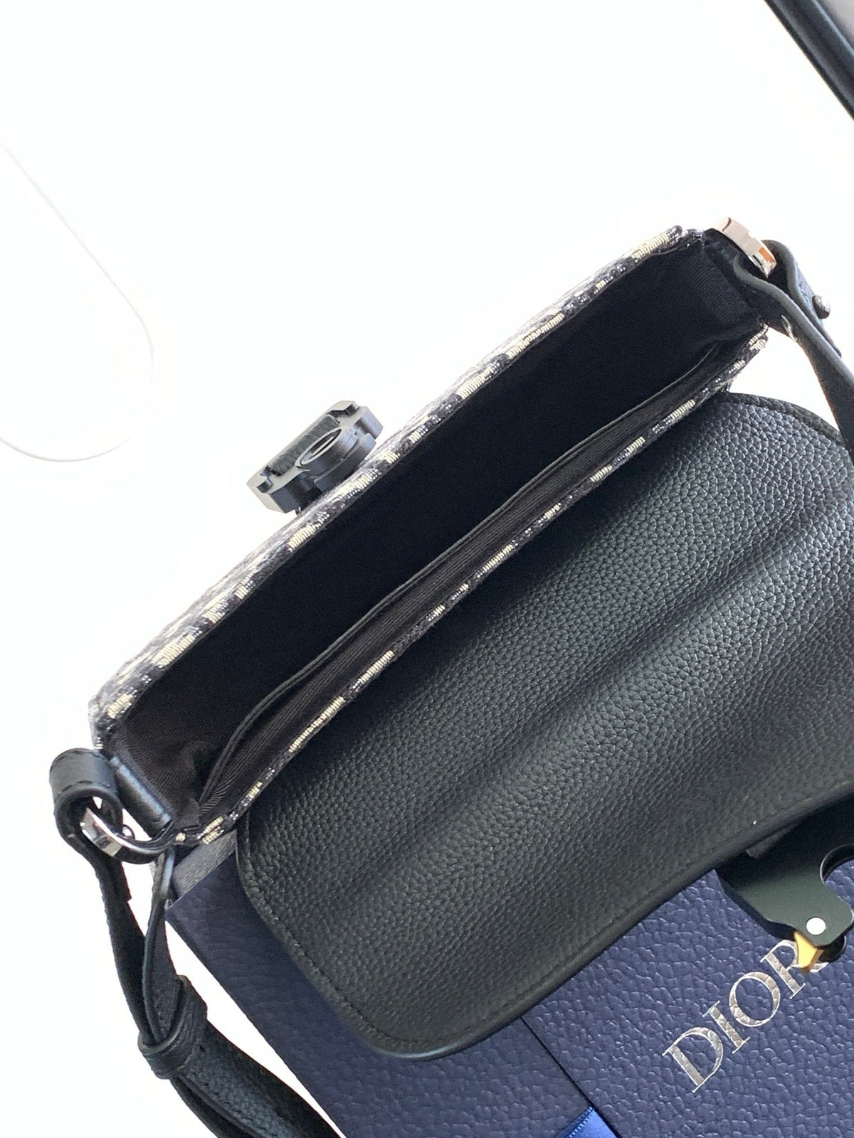 DIO Oblique Messenger Bag