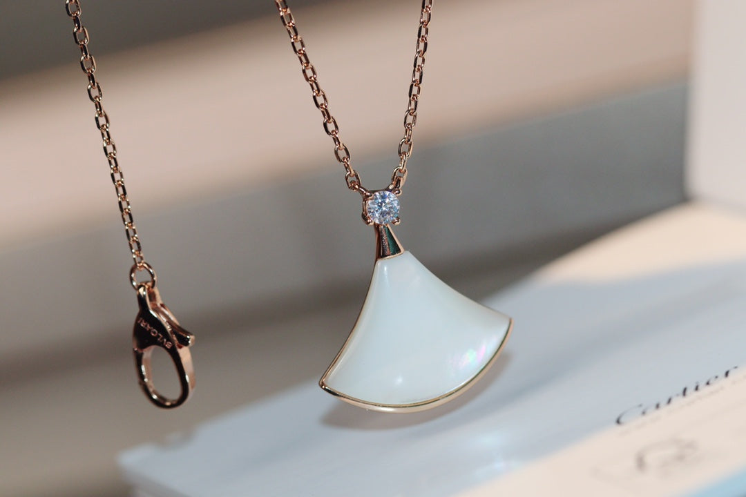 DREAM NECKLACE WHITE MOP 1 DIAMOND