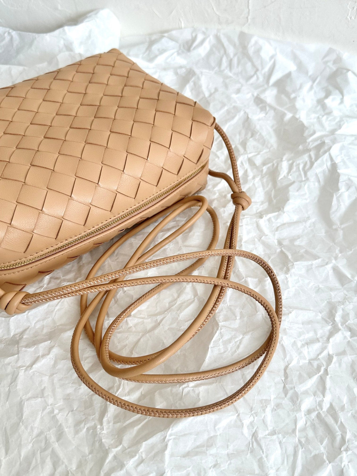 BV LOOP SMALL 23CM BEIGE CALFSKIN