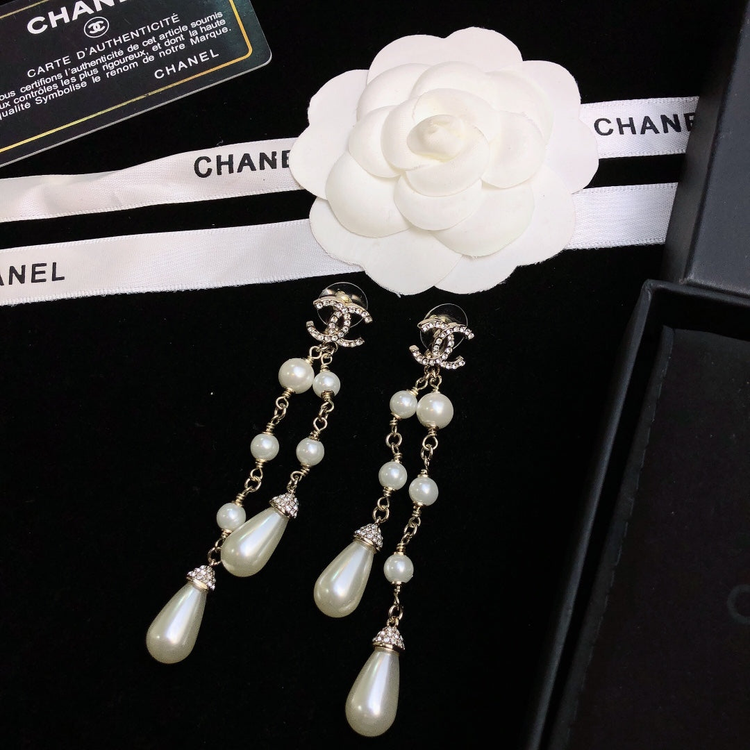 DOUBLE C EARRINGS IN GOLD METAL WITH TWO PEARL TASSELS