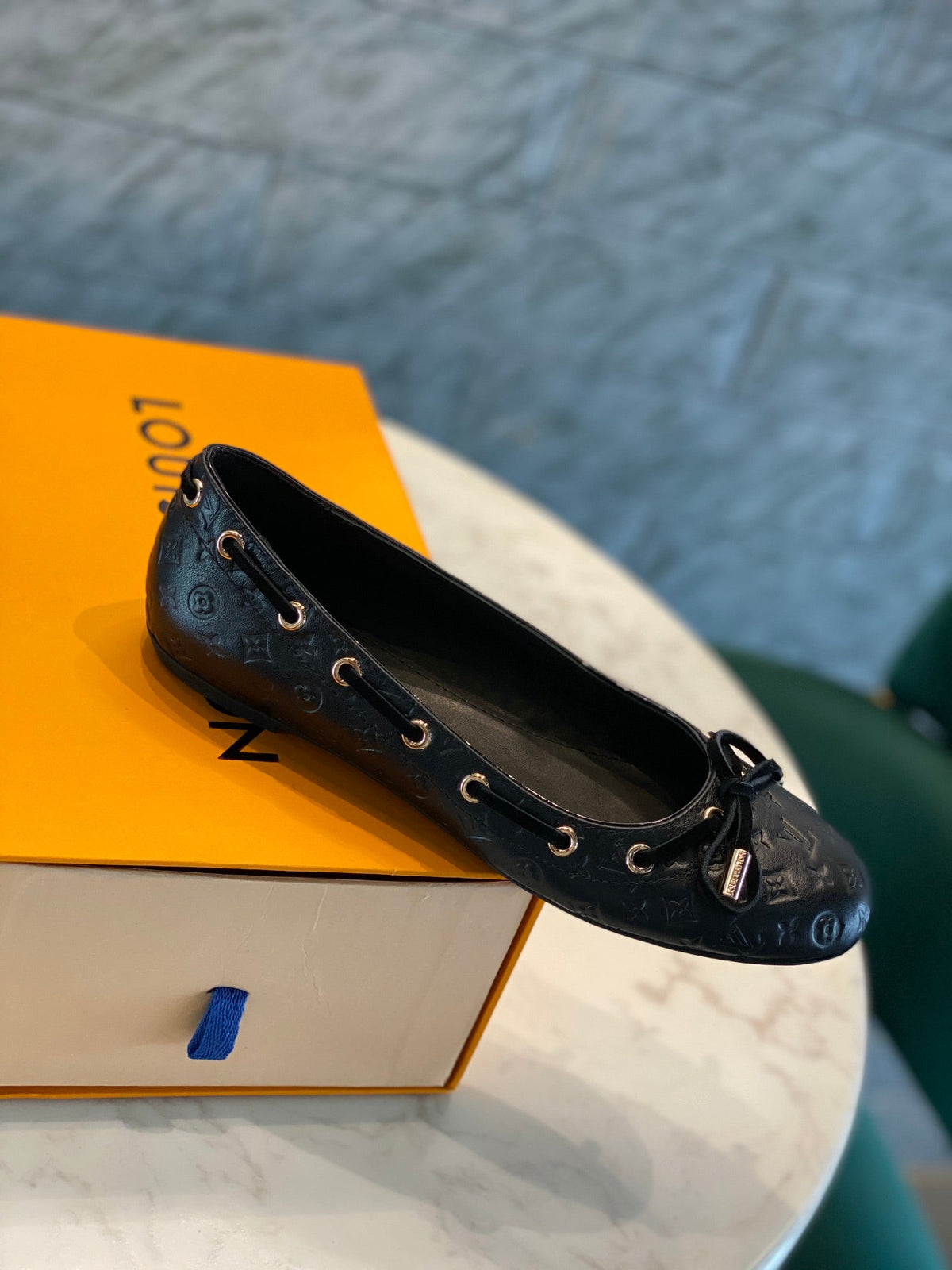 LV WOMEN'S BALLET FLAT IN BLACK EMBOSSED CALFSKIN WITH BOW