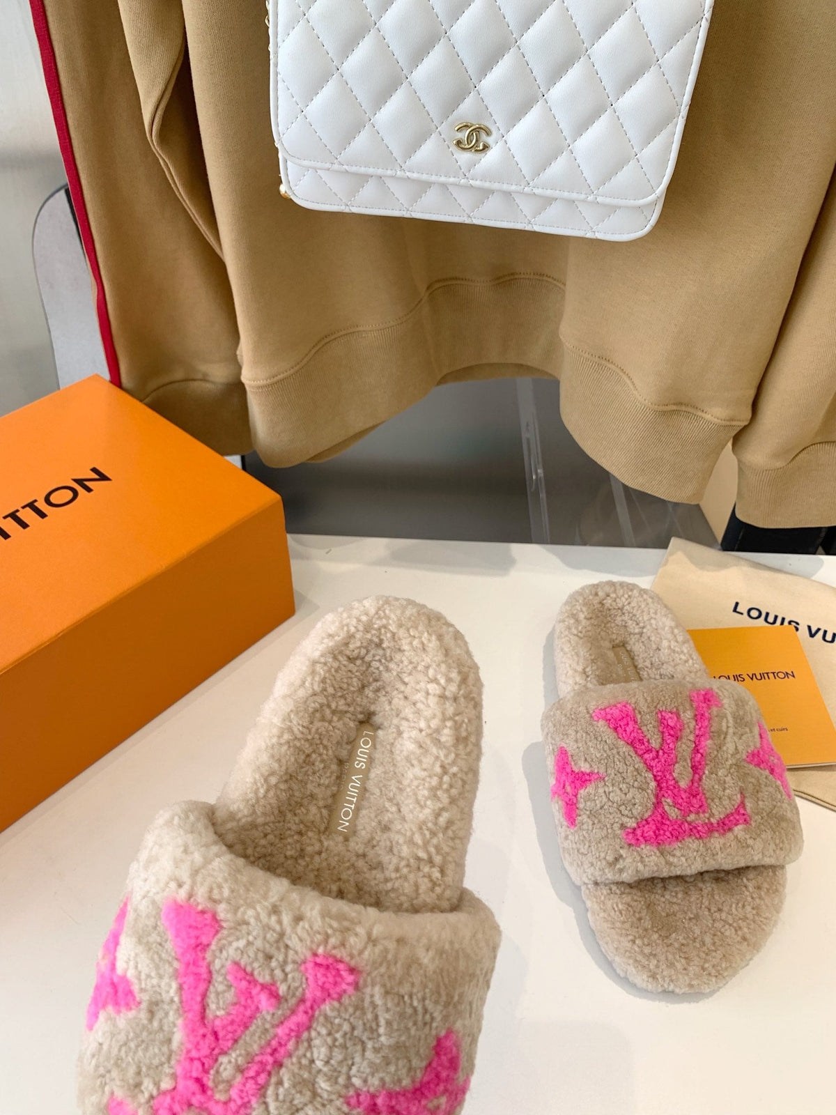 LV WOMEN'S PASEO FLAT SLIPPER IN BEIGE FLEECE WITH BRIGHT PINK LOGO