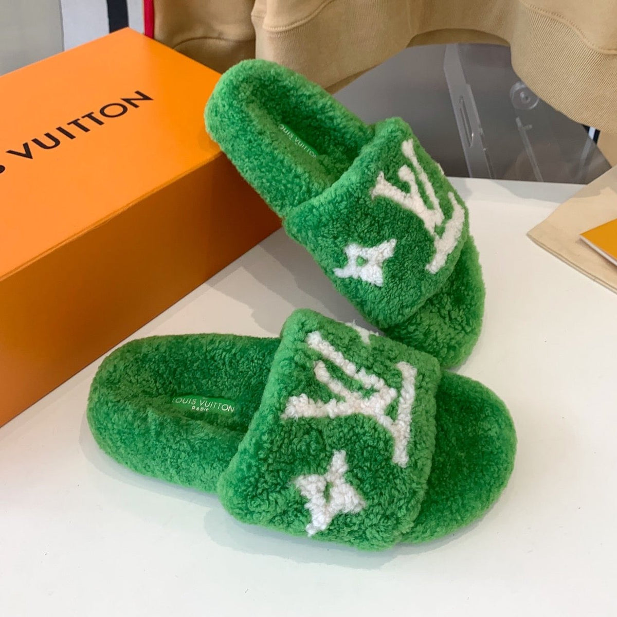 LV WOMEN'S PASEO FLAT SLIPPER IN GREEN FLEECE WITH WHITE LOGO