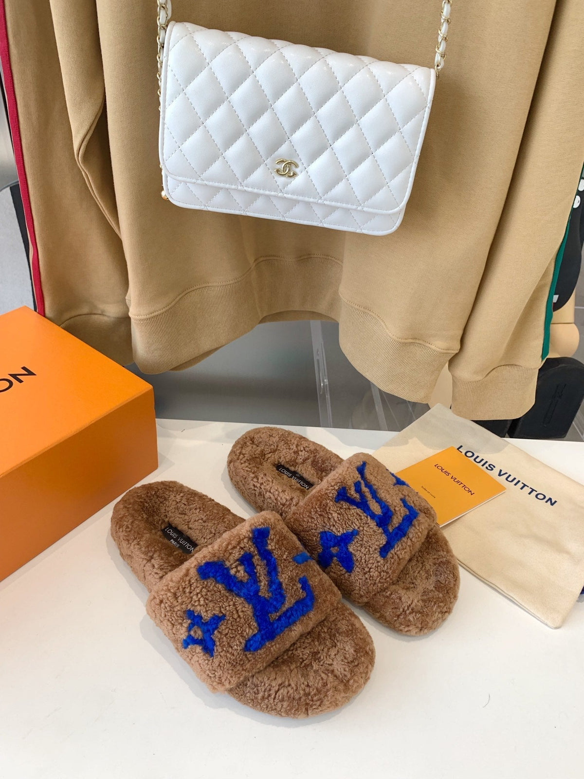LV WOMEN'S PASEO FLAT SLIPPER IN BROWN FLEECE WITH BLUE LOGO