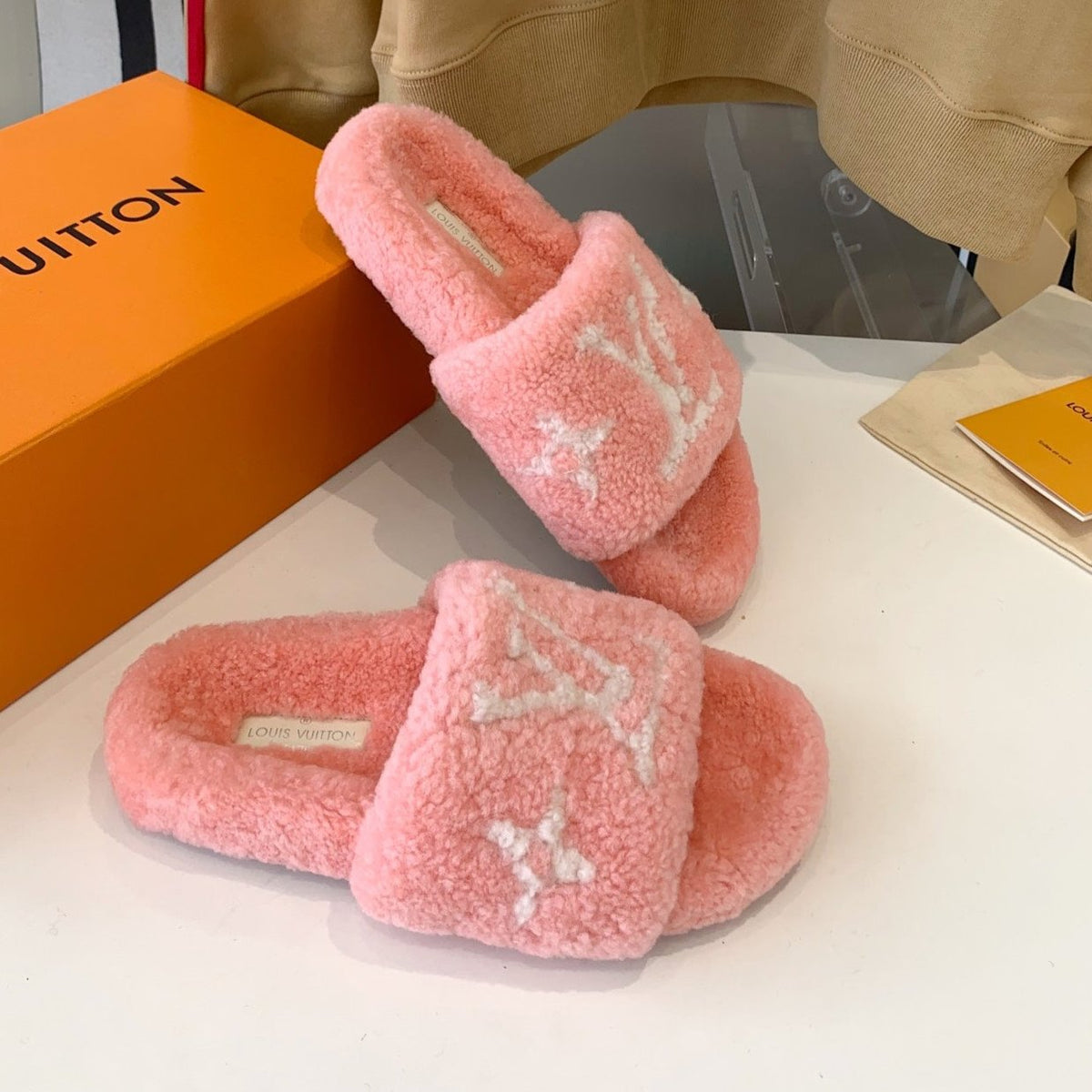 LV WOMEN'S PASEO FLAT SLIPPER IN LIGHT PINK FLEECE WITH WHITE LOGO