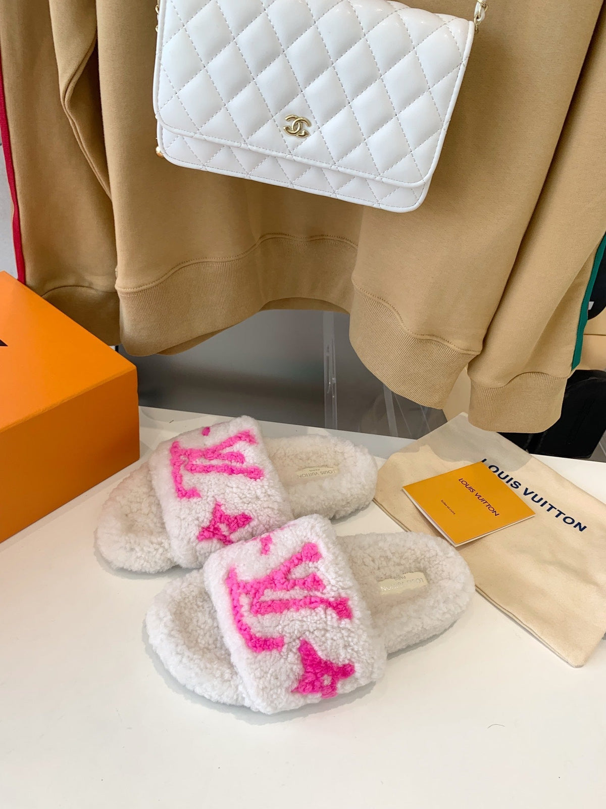 LV WOMEN'S PASEO FLAT SLIPPER IN WHITE FLEECE WITH BRIGHT PINK LOGO