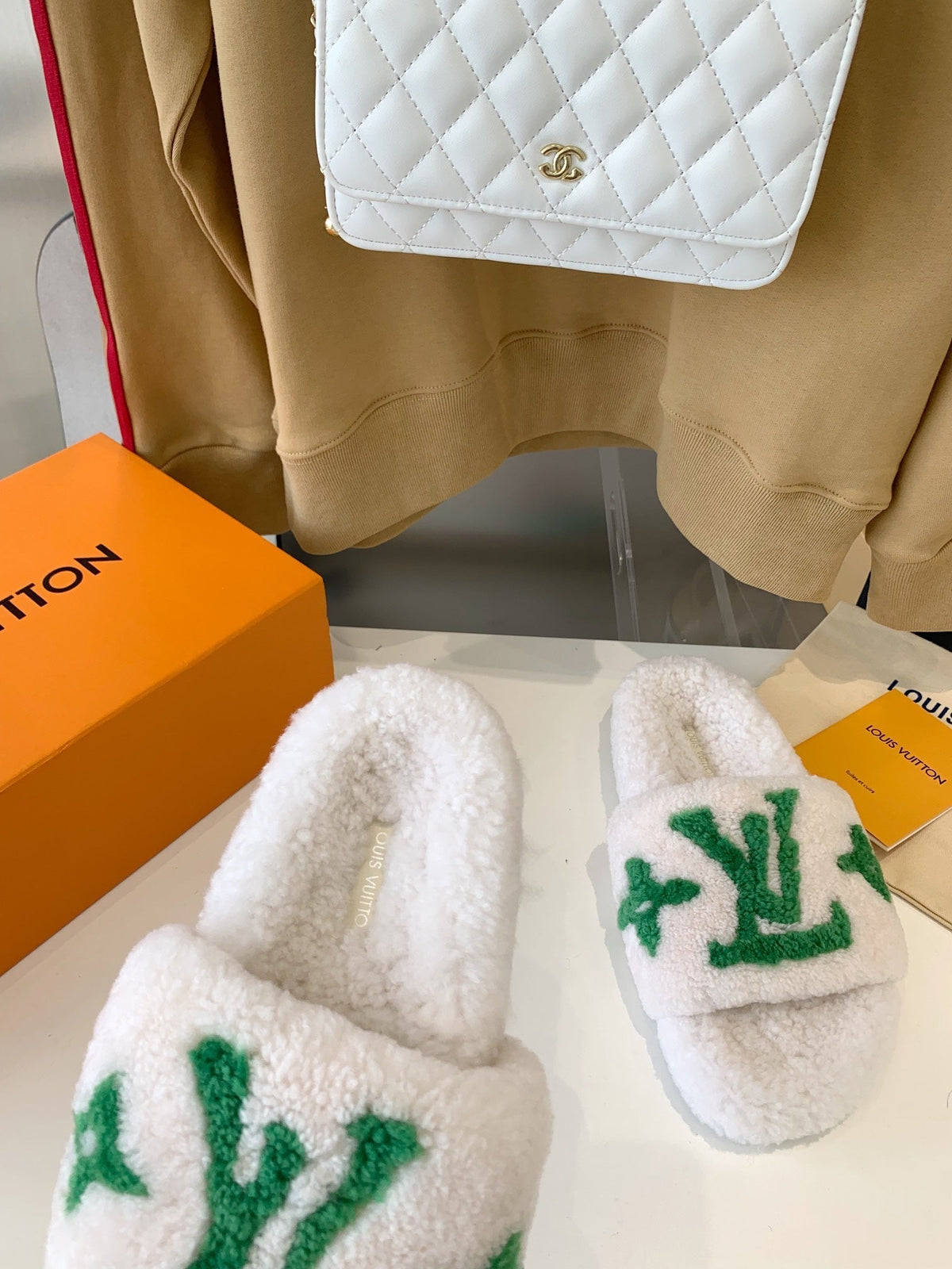 LV WOMEN'S PASEO FLAT SLIPPER IN WHITE FLEECE WITH GREEN LOGO