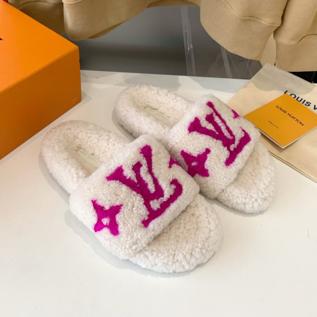 LV WOMEN'S PASEO FLAT SLIPPER IN WHITE FLEECE WITH PINK LOGO