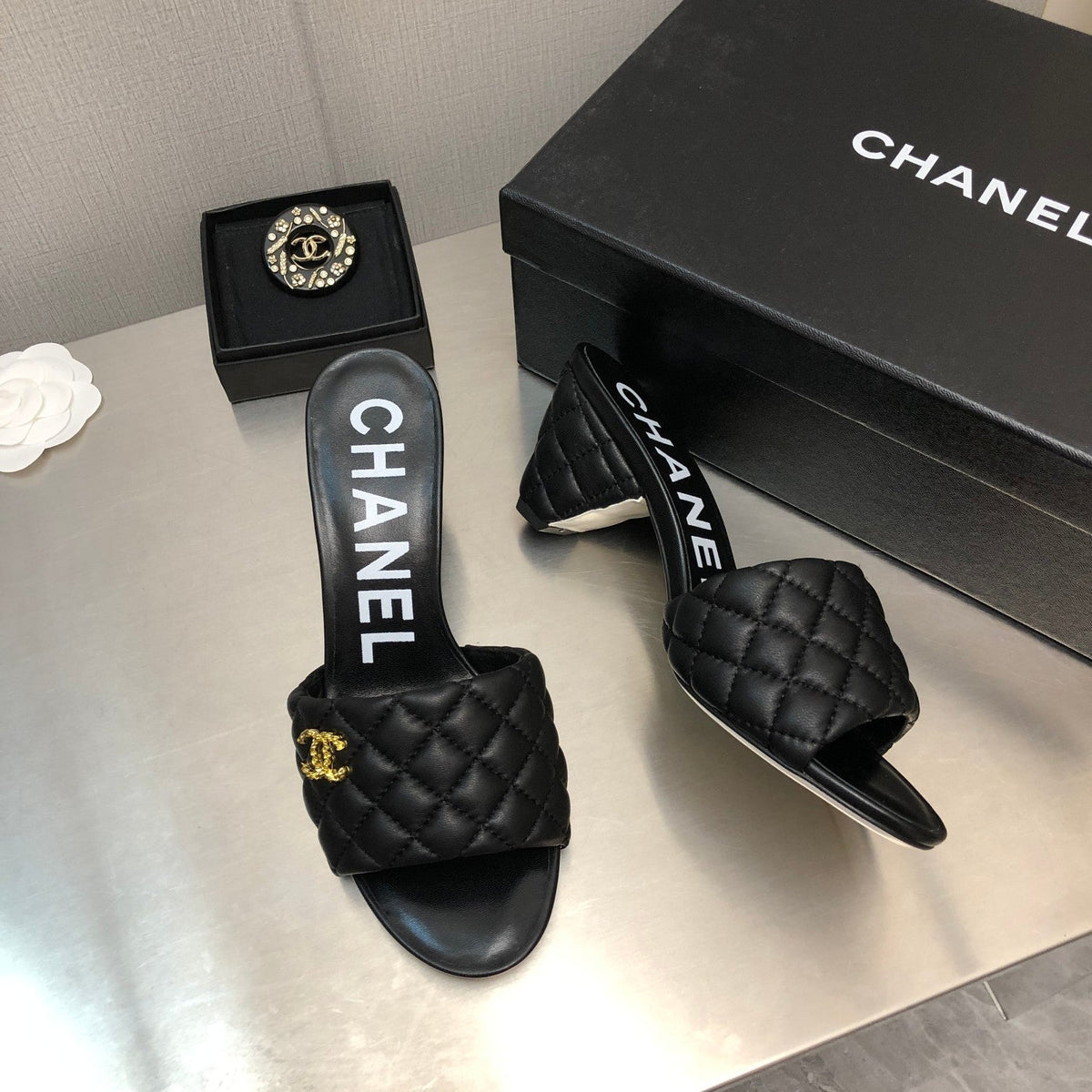 DIAMOND-QUILTED 6 CM SANDALS IN BLACK LAMBSKIN
