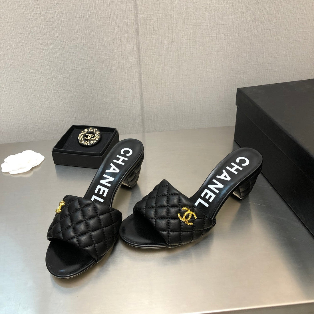 DIAMOND-QUILTED 6 CM SANDALS IN BLACK LAMBSKIN