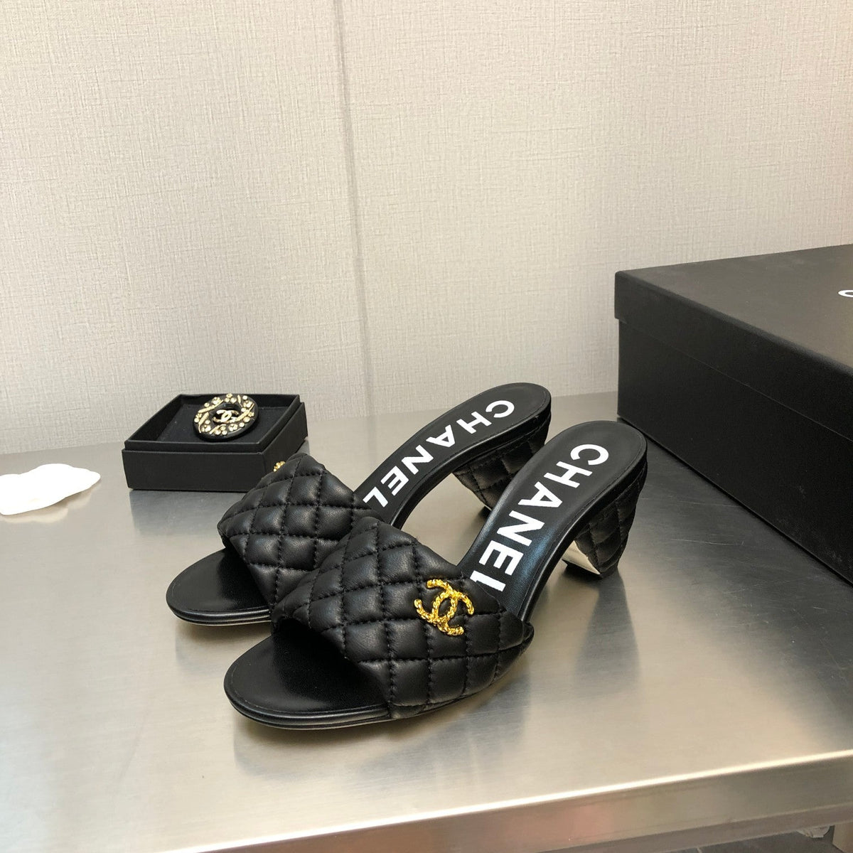 DIAMOND-QUILTED 6 CM SANDALS IN BLACK LAMBSKIN