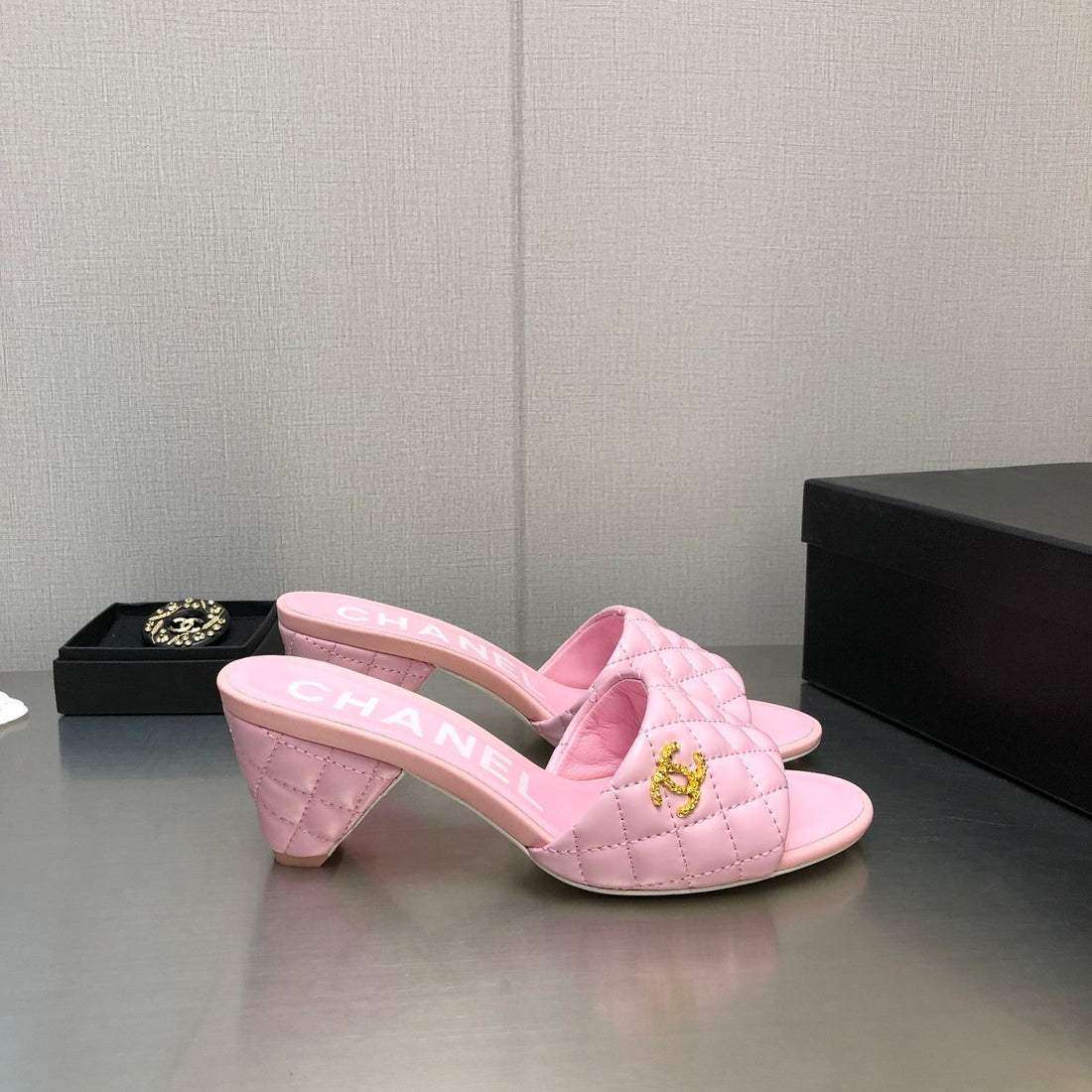 DIAMOND-QUILTED 6 CM SANDALS IN BABY PINK LAMBSKIN