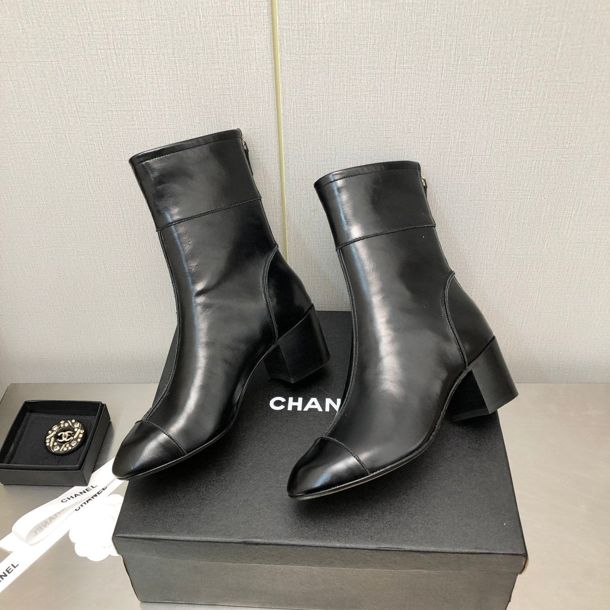 BLOCK HEEL ANKLE BOOTS IN BLACK CALFSKIN