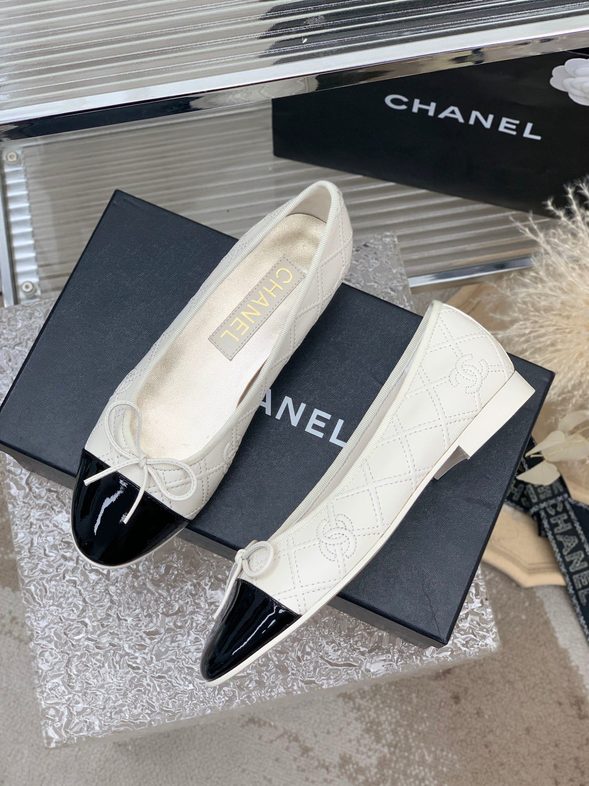 BALLET FLAT GLOSSY BLACK MIX IVORY LAMBSKIN