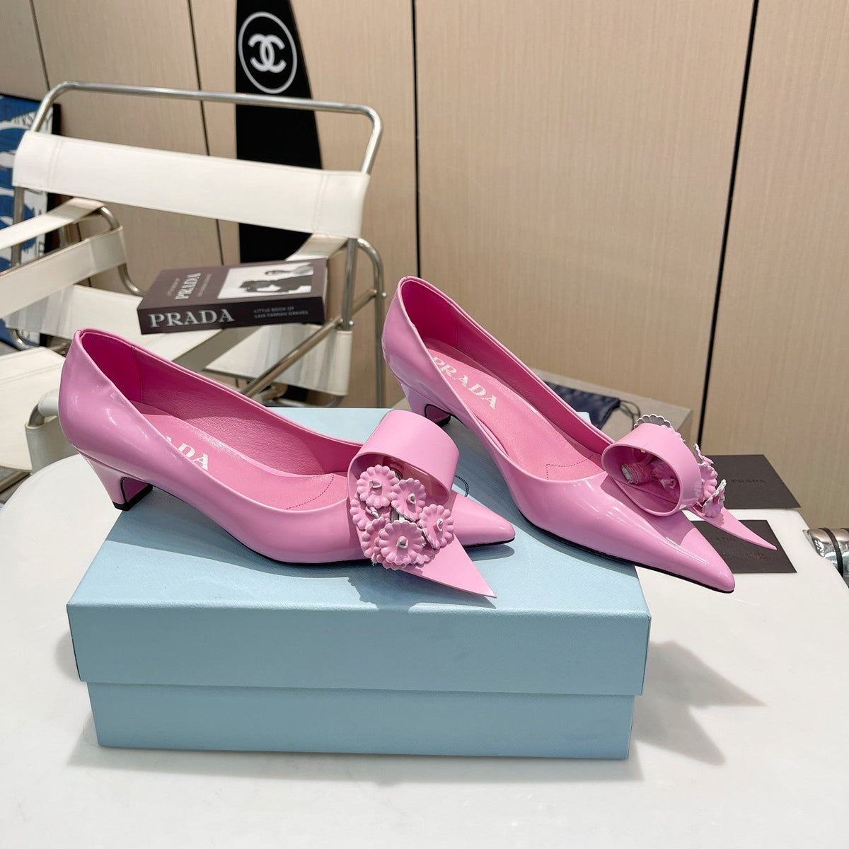 MEDIUM HEEL PUMPS IN PINK PATENT CALFSKIN ATTACHED CREATIVE FLOWERS