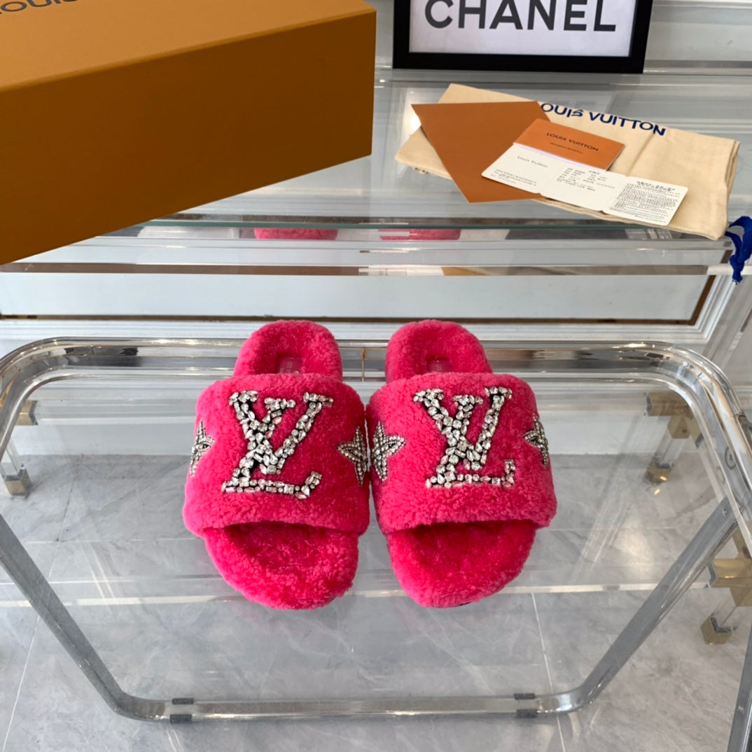 LV WOMEN'S PASEO FLAT SLIPPER IN DEEP PINK FLEECE