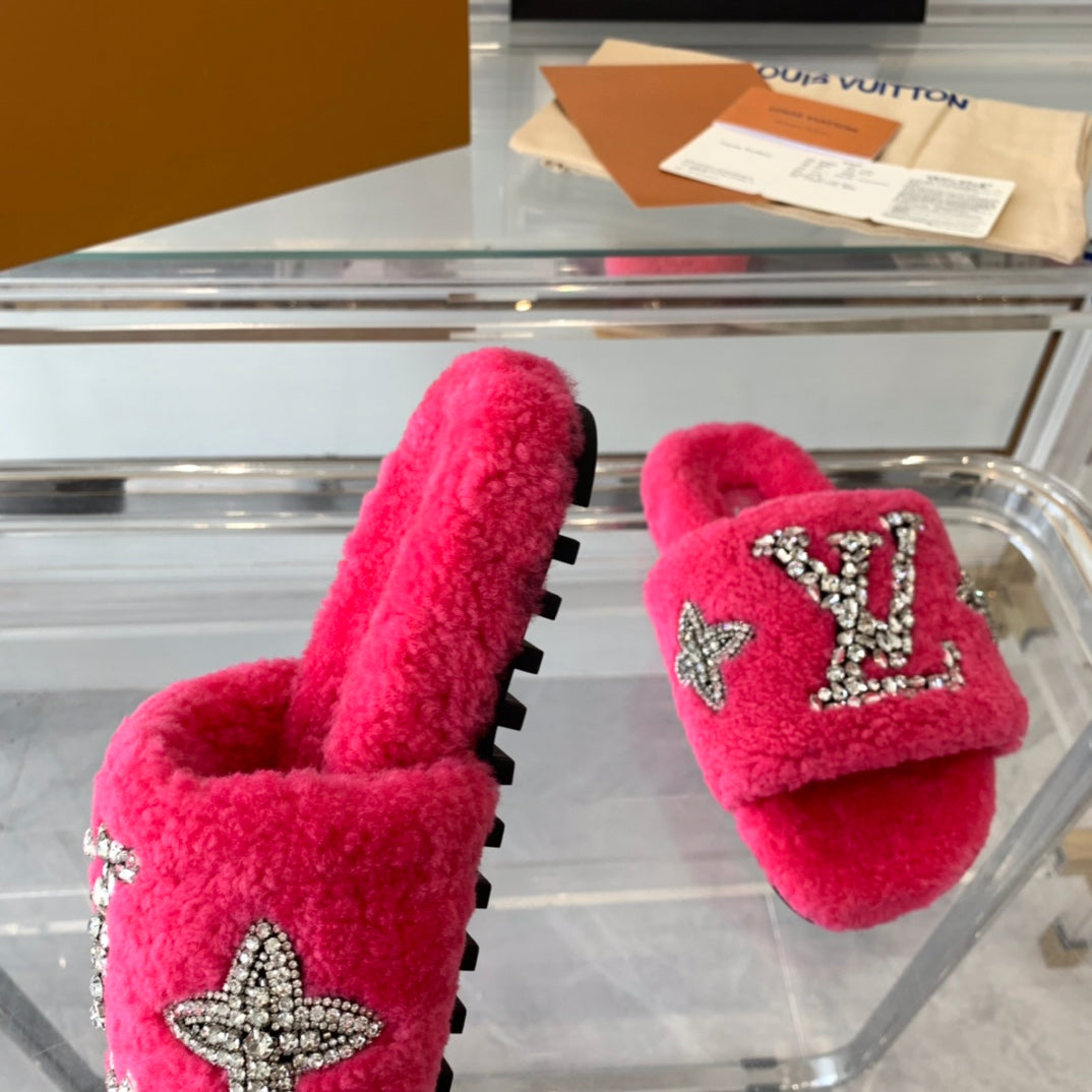LV WOMEN'S PASEO FLAT SLIPPER IN DEEP PINK FLEECE