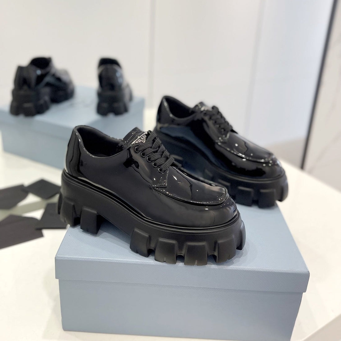 MONOLITH LACE-UP LOAFER IN BLACK GLOSSY CALFSKIN ATTACHED TRIANGLE LOGO