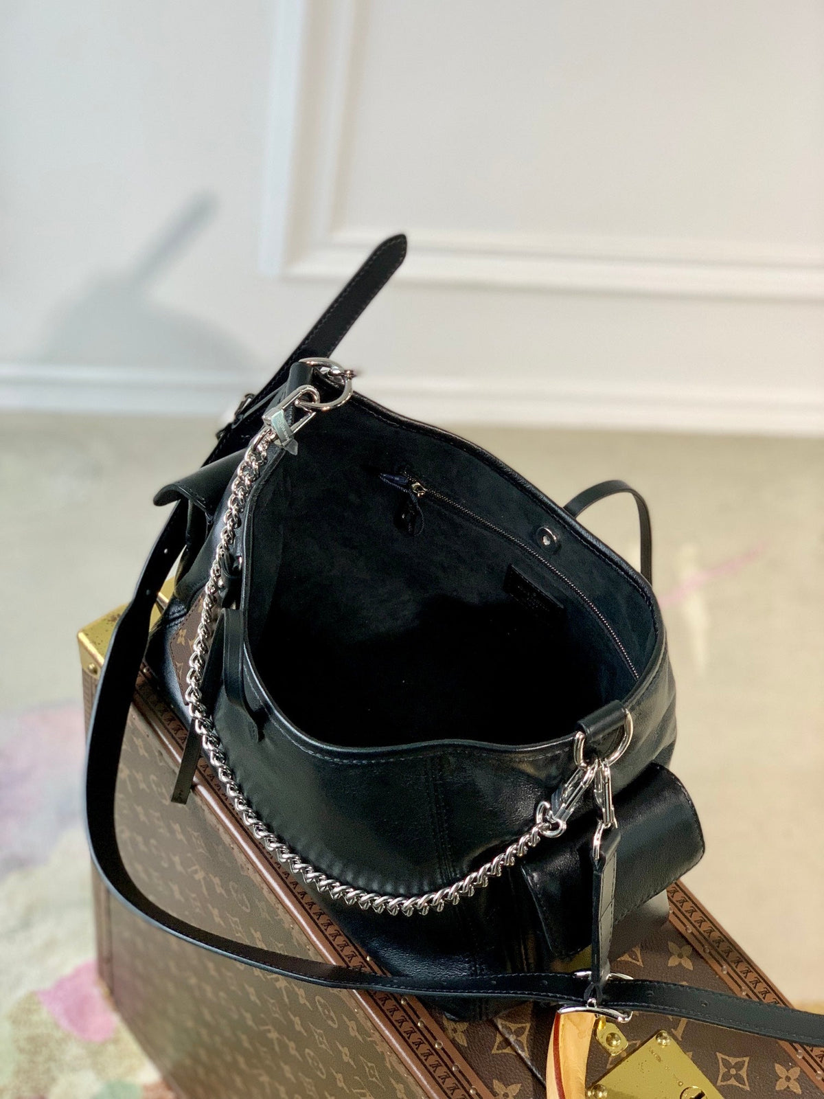 CARRYALL CARGO VIBE PM 33.5 IN BLACK LAMBSKIN BROWN MONOGRAM TAG