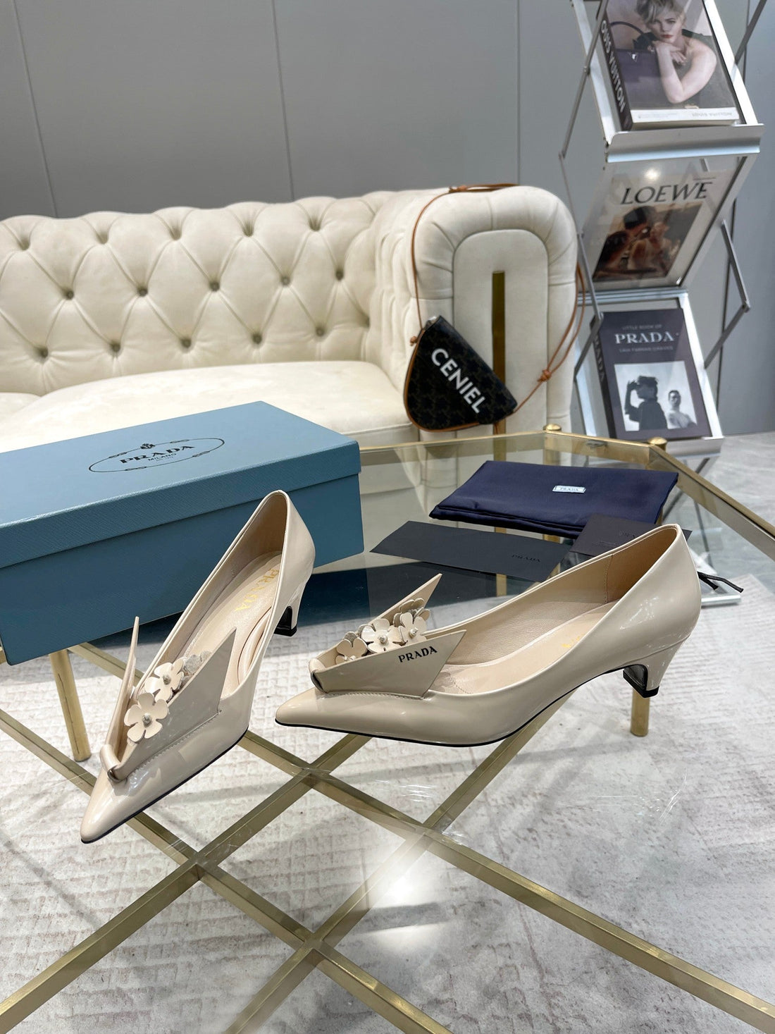 MEDIUM HEEL PUMPS IN BEIGE PATENT CALFSKIN ATTACHED CREATIVE FLOWERS