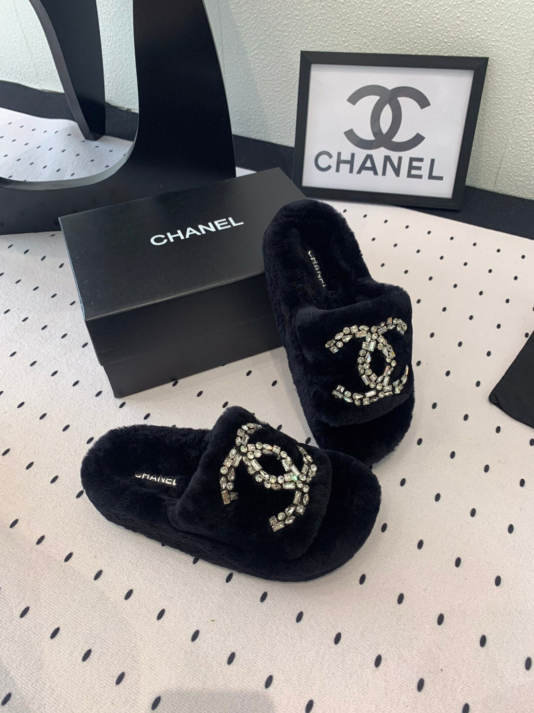 THICK-SOLED SLIPPERS IN BLACK SHEEP WOOL