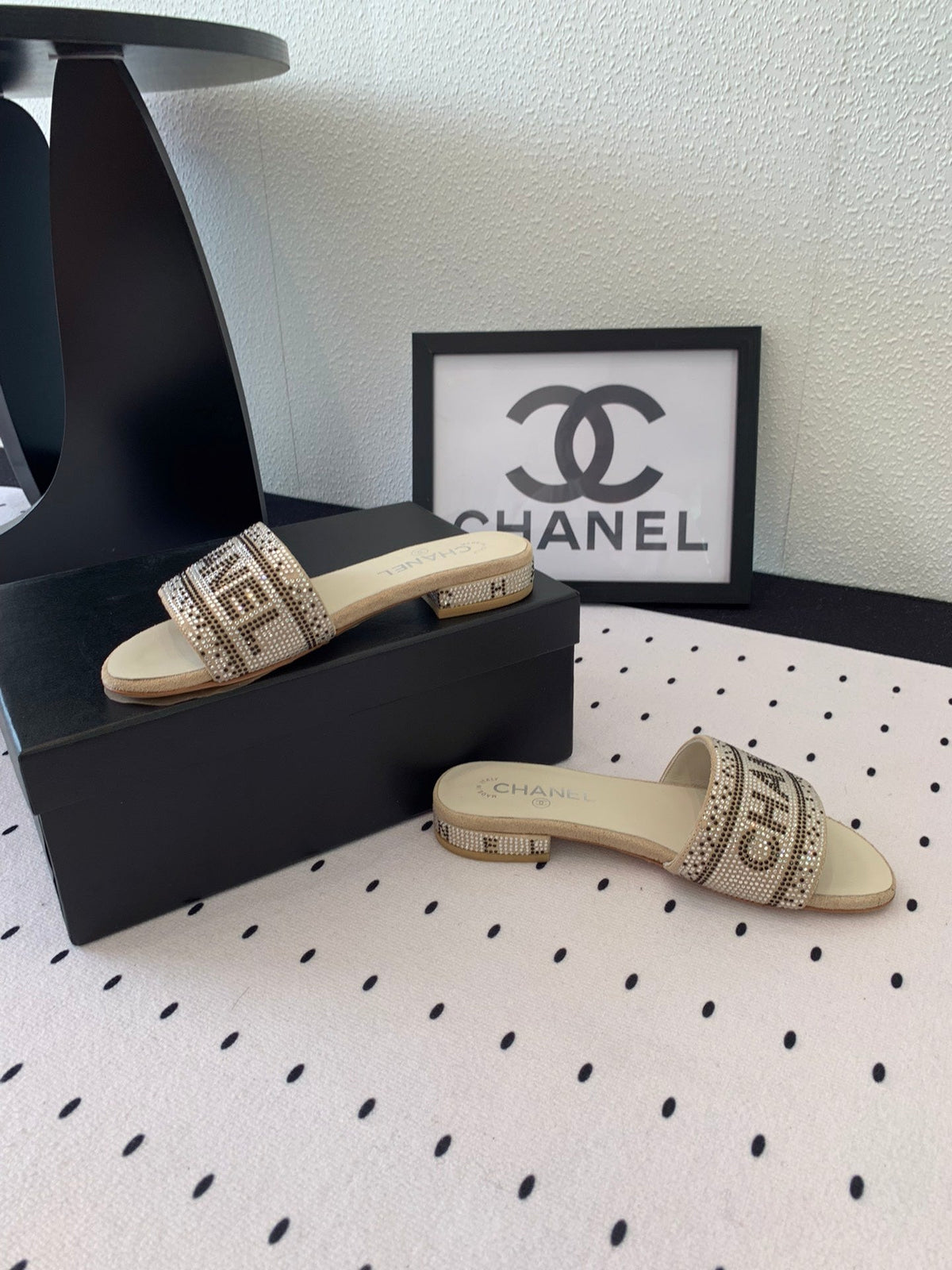 CC RHINESTONE LETTER SLIPPERS BEIGE LAMBSKIN