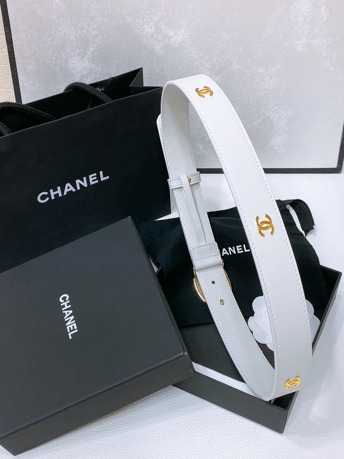 CC 30MM BELT IN WHITE SMOOTH CALFSKIN WHITE MIX BLACK METAL LOGO GOLD HARDWARE