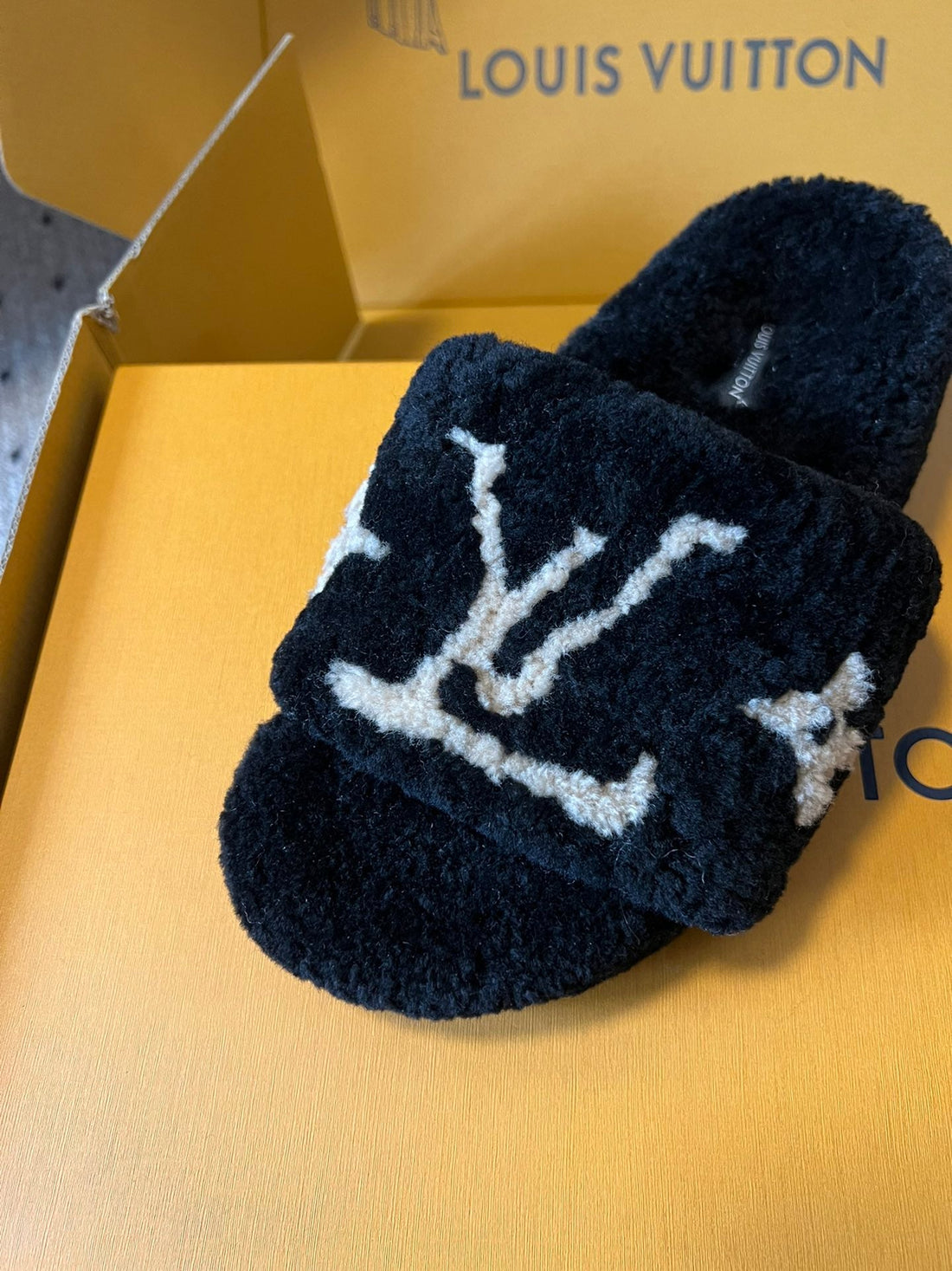 SLIPPER IN BLACK FLEECE WITH BEIGE LOGO