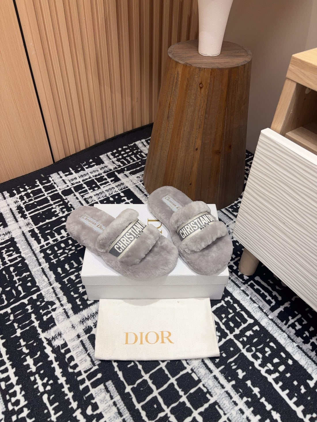THICK-SOLE SLIPPERS IN PALE GRAY SHEARLING WITH EMBROIDERED LOGO