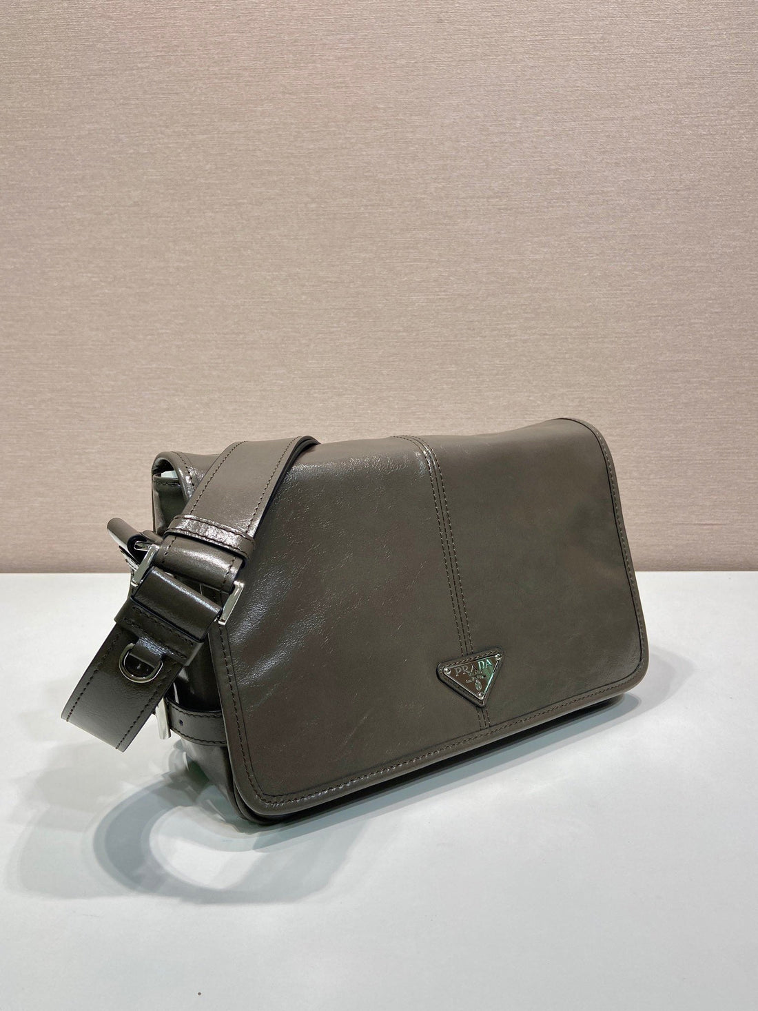 MESSENGER BAG 30 IN TROUT GRAY SOFT AND SHINY CALFSKIN