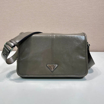 MESSENGER BAG 30 IN TROUT GRAY SOFT AND SHINY CALFSKIN