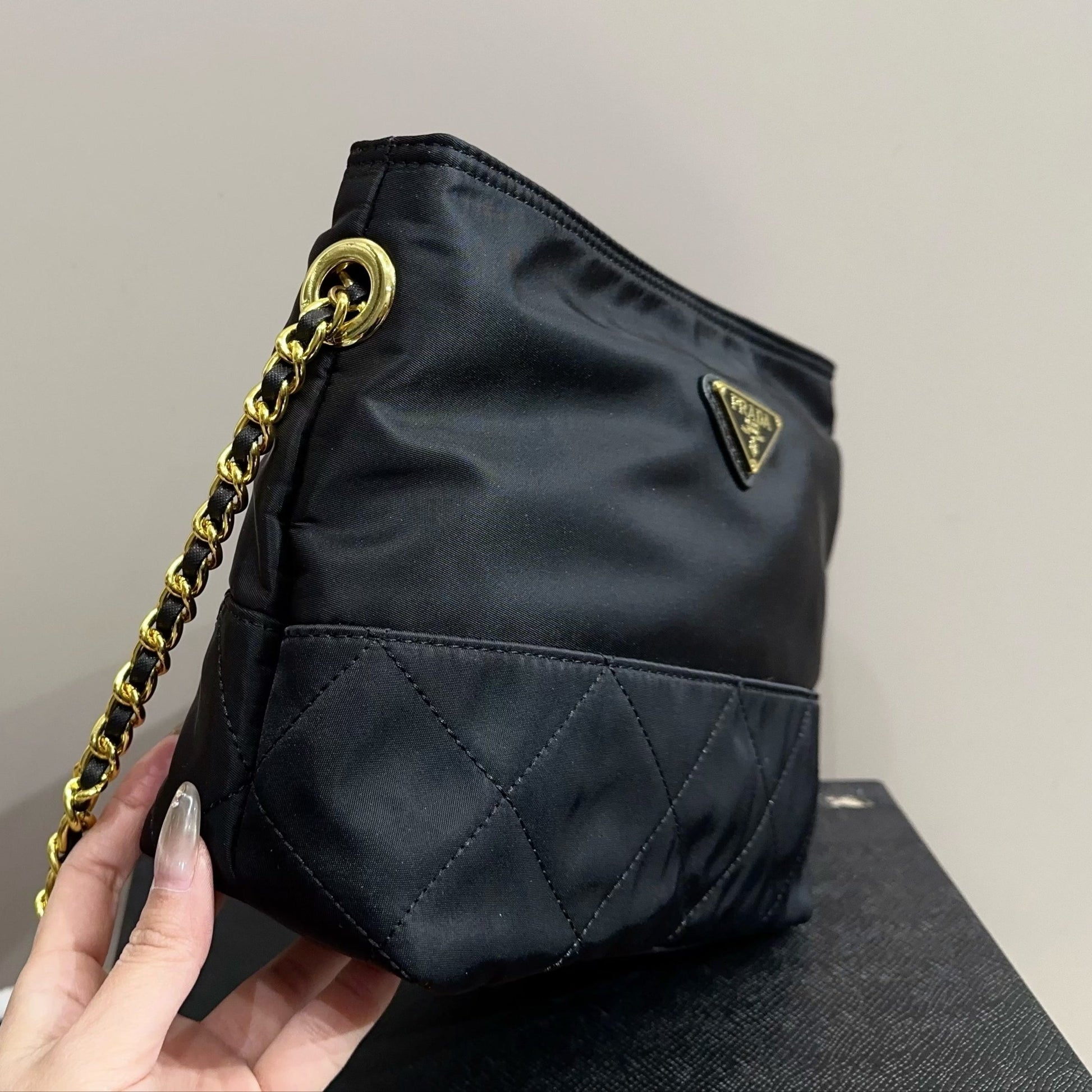 QUILTED CHAIN SHOULDER BAG 22 IN BLACK RE-NYLON