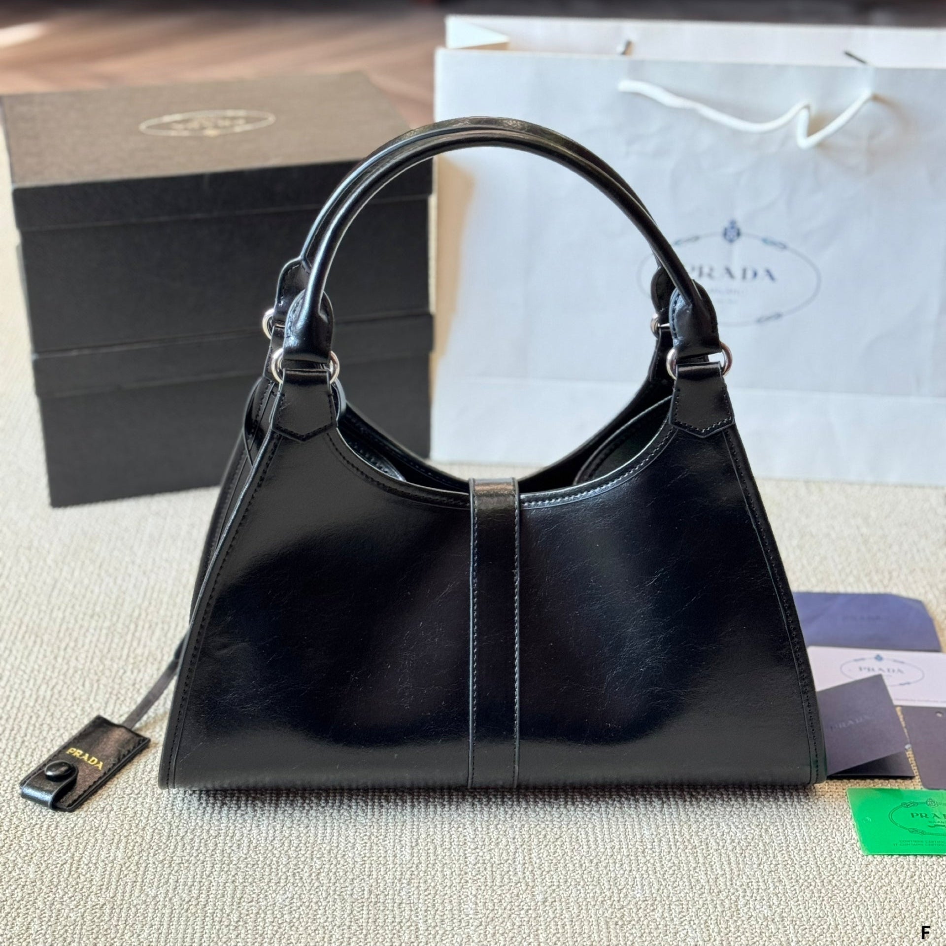 METAL CLASP TOTE BAG 35 IN BLACK SHINY SMOOTH CALFSKIN