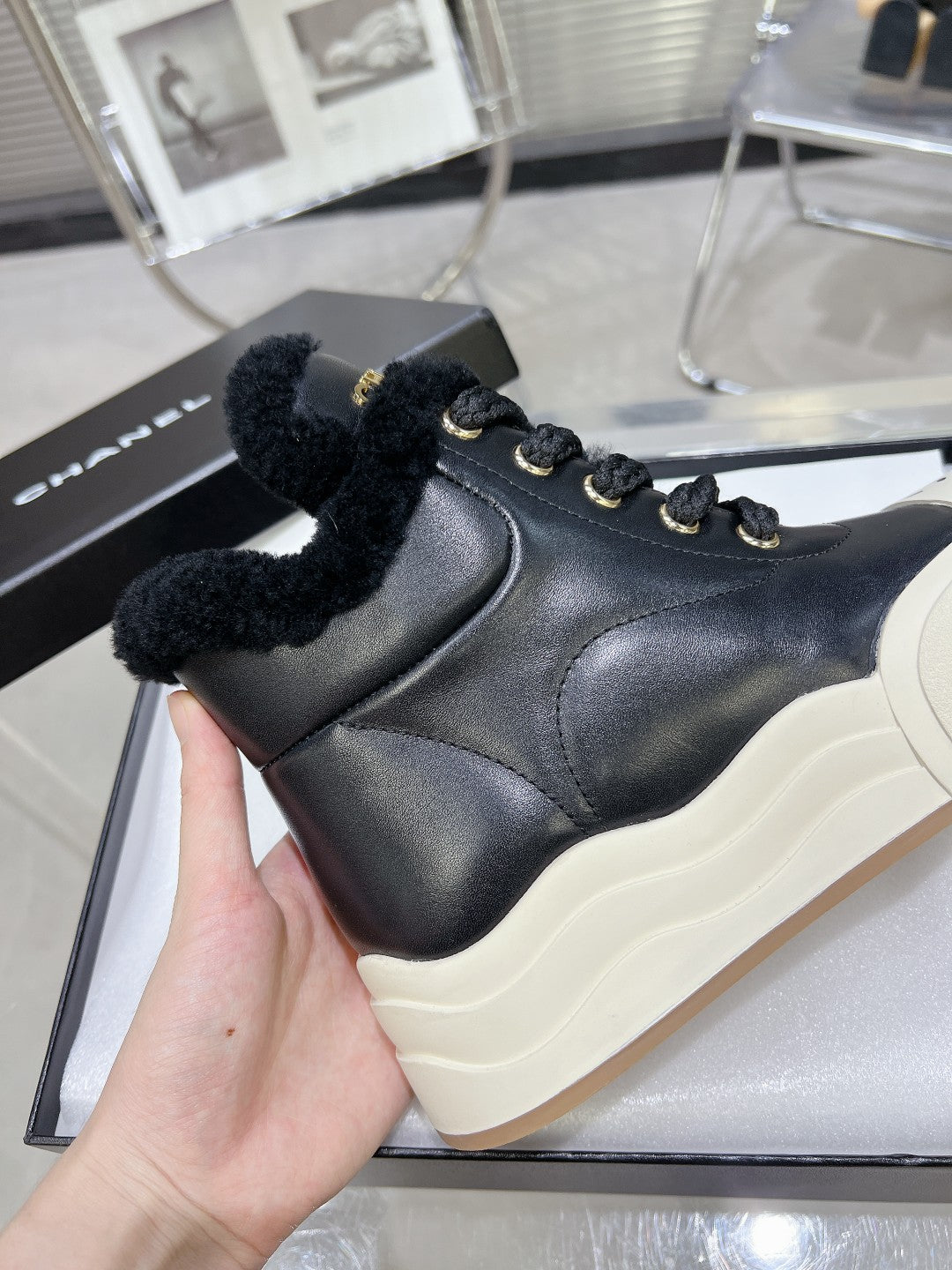 MARTIN BOOTS IN BLACK CALFSKIN AND LAMB FUR LINING