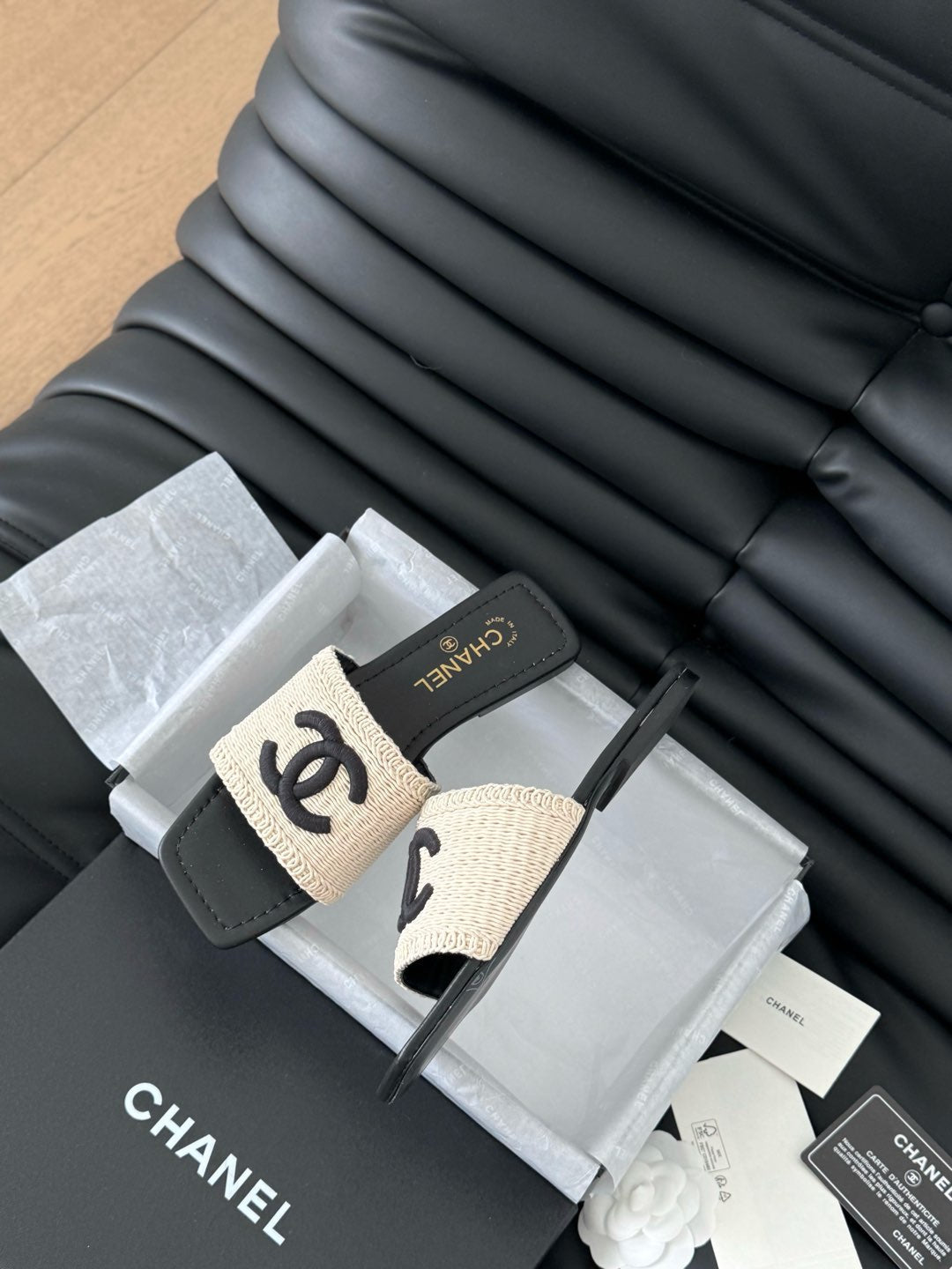 WOVEN SLIDE IN RAFFIA AND BLACK LAMBSKIN