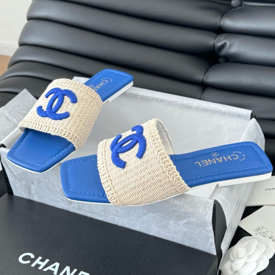 WOVEN SLIDE IN RAFFIA AND CERULEAN BLUE LAMBSKIN