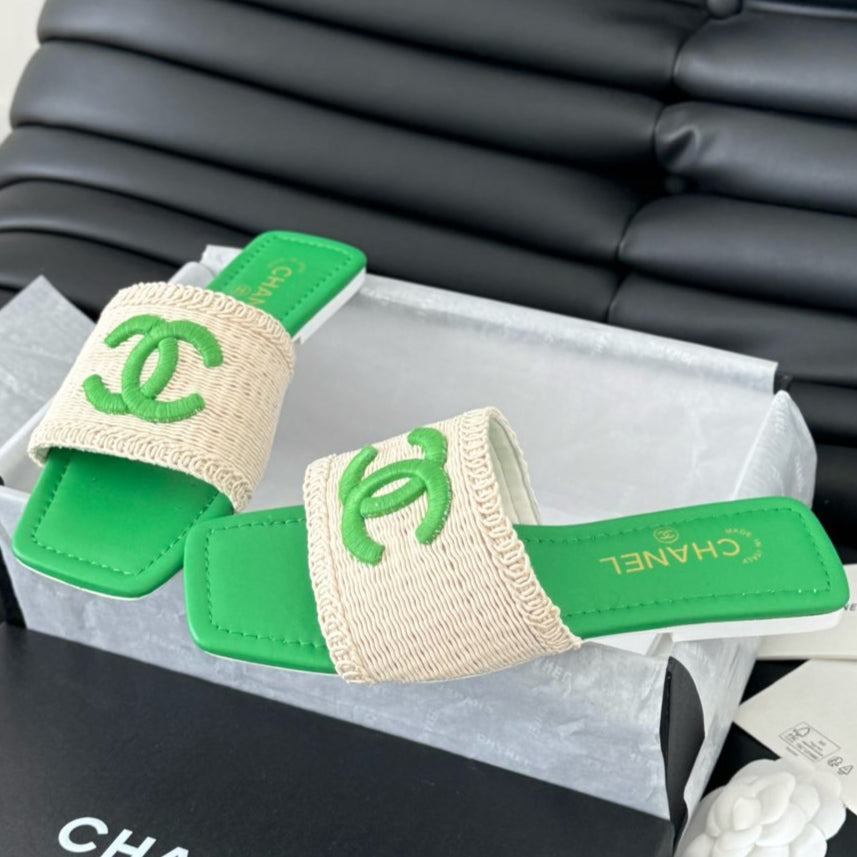 WOVEN SLIDE IN RAFFIA AND EMERALD GREEN LAMBSKIN