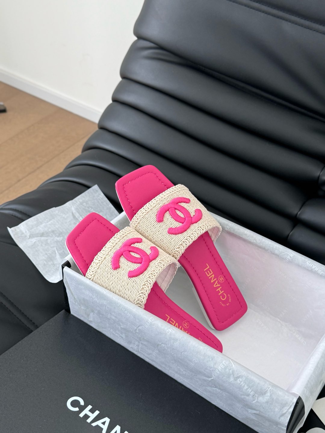 WOVEN SLIDE IN RAFFIA AND BRIGHT PINK LAMBSKIN