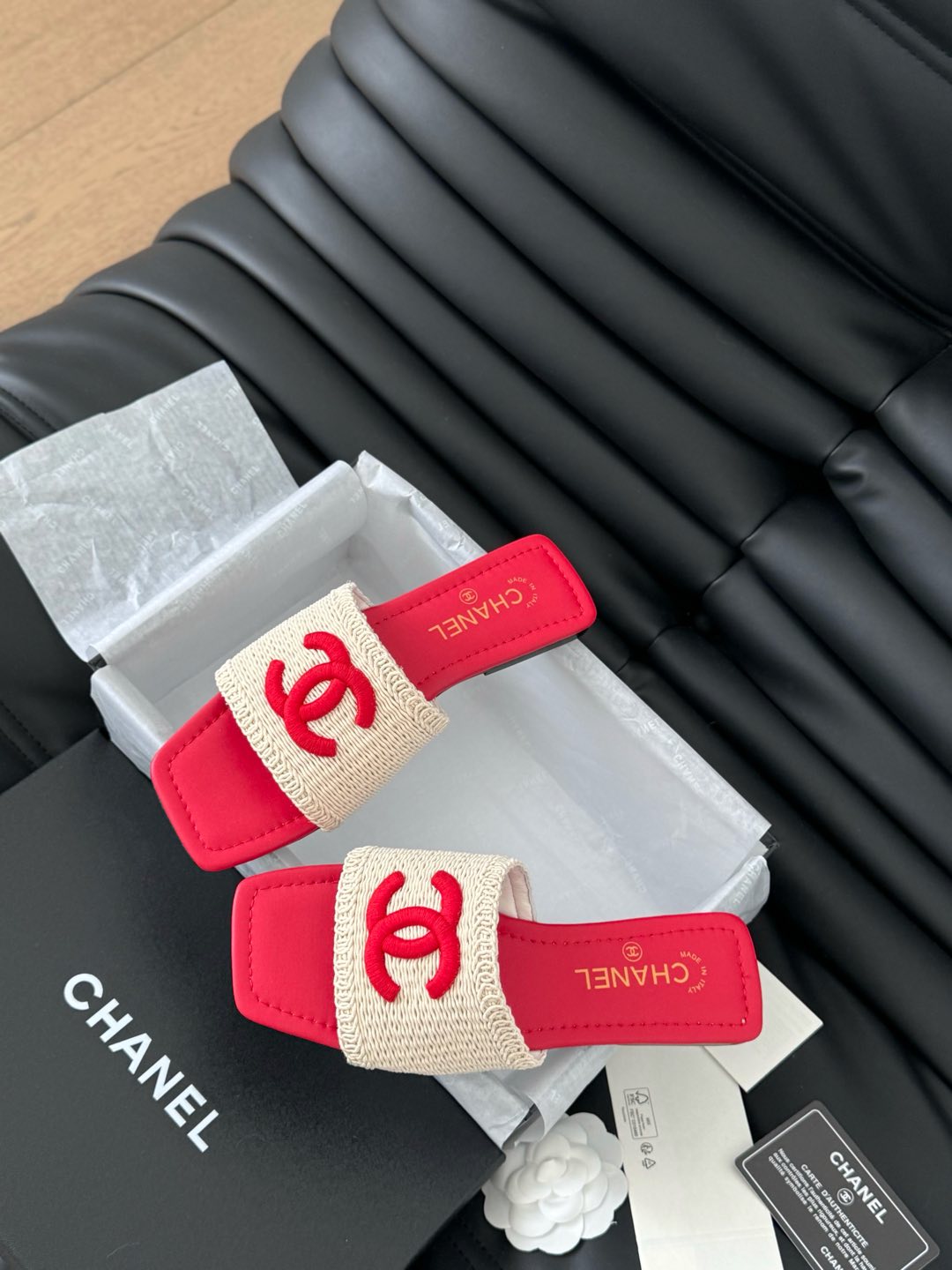 WOVEN SLIDE IN RAFFIA AND RUBY RED LAMBSKIN