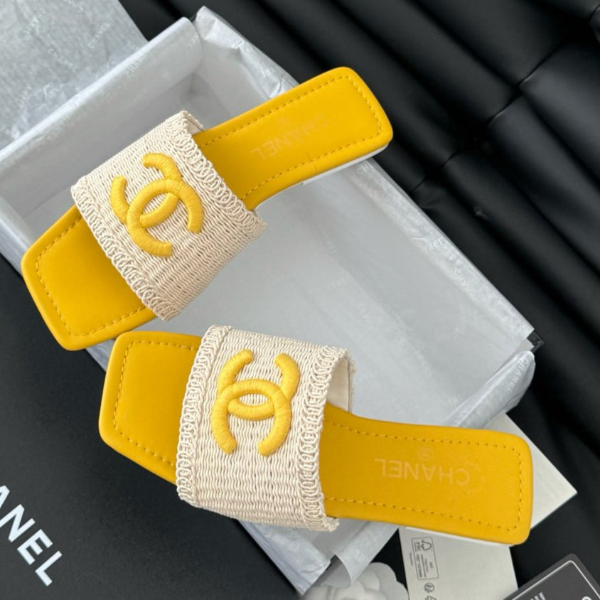 WOVEN SLIDE IN RAFFIA AND LIGHT YELLOW LAMBSKIN