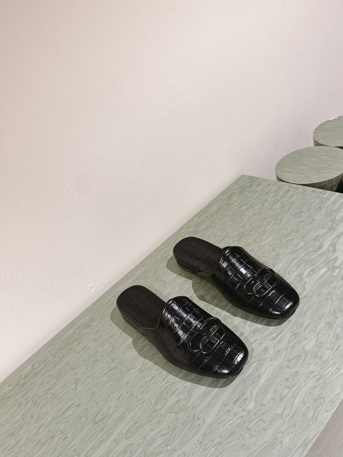 FLAT MULES IN BLACK CROCODILE EMBOSSED GLOSSY CALFSKIN