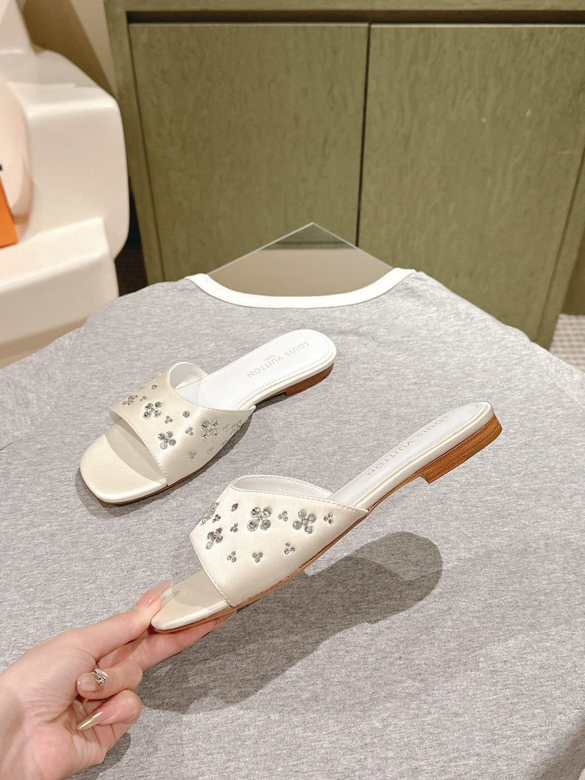 LV WOMEN FLAT MULE IN WHITE SATIN WITH RHINESTONE