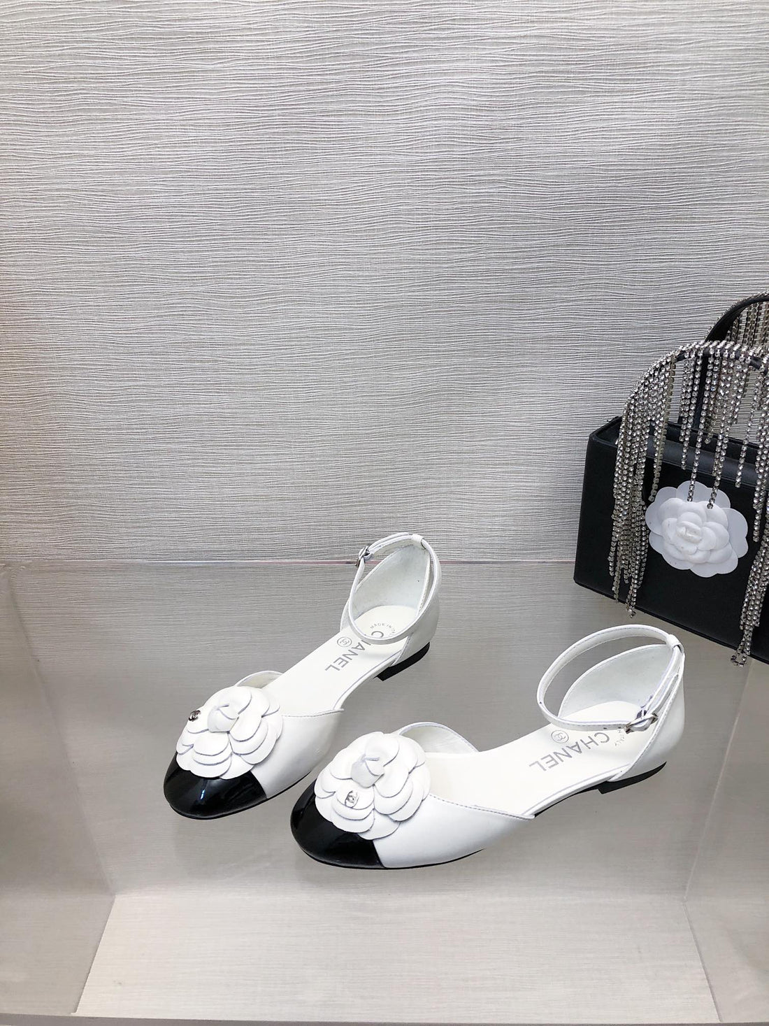 WHITE MIX BLACK LAMBSKIN CAMELLIA HOLLOW SANDAL