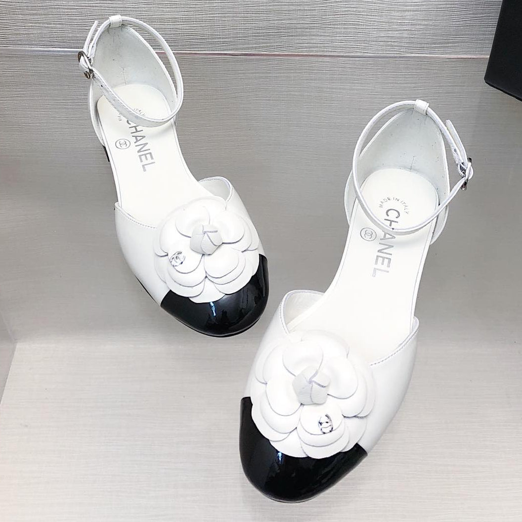 WHITE MIX BLACK LAMBSKIN CAMELLIA HOLLOW SANDAL