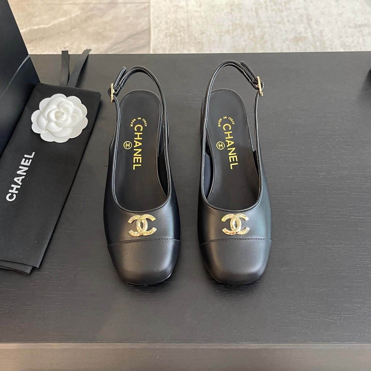 CC SLINGBACKS IN BLACK CALFSKIN