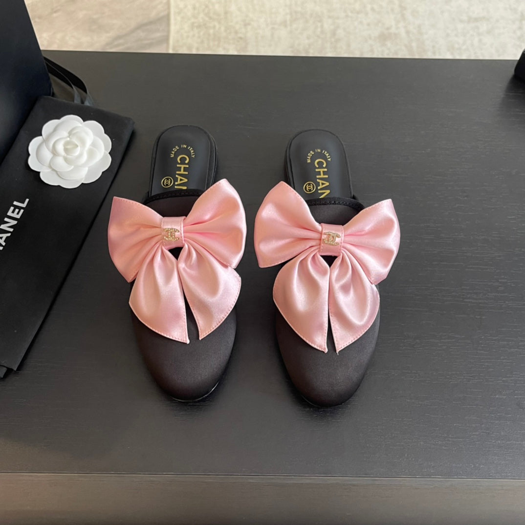 BIG BOW FLAT MULE SANDALS IN BLACK MIX PALE PINK SILK