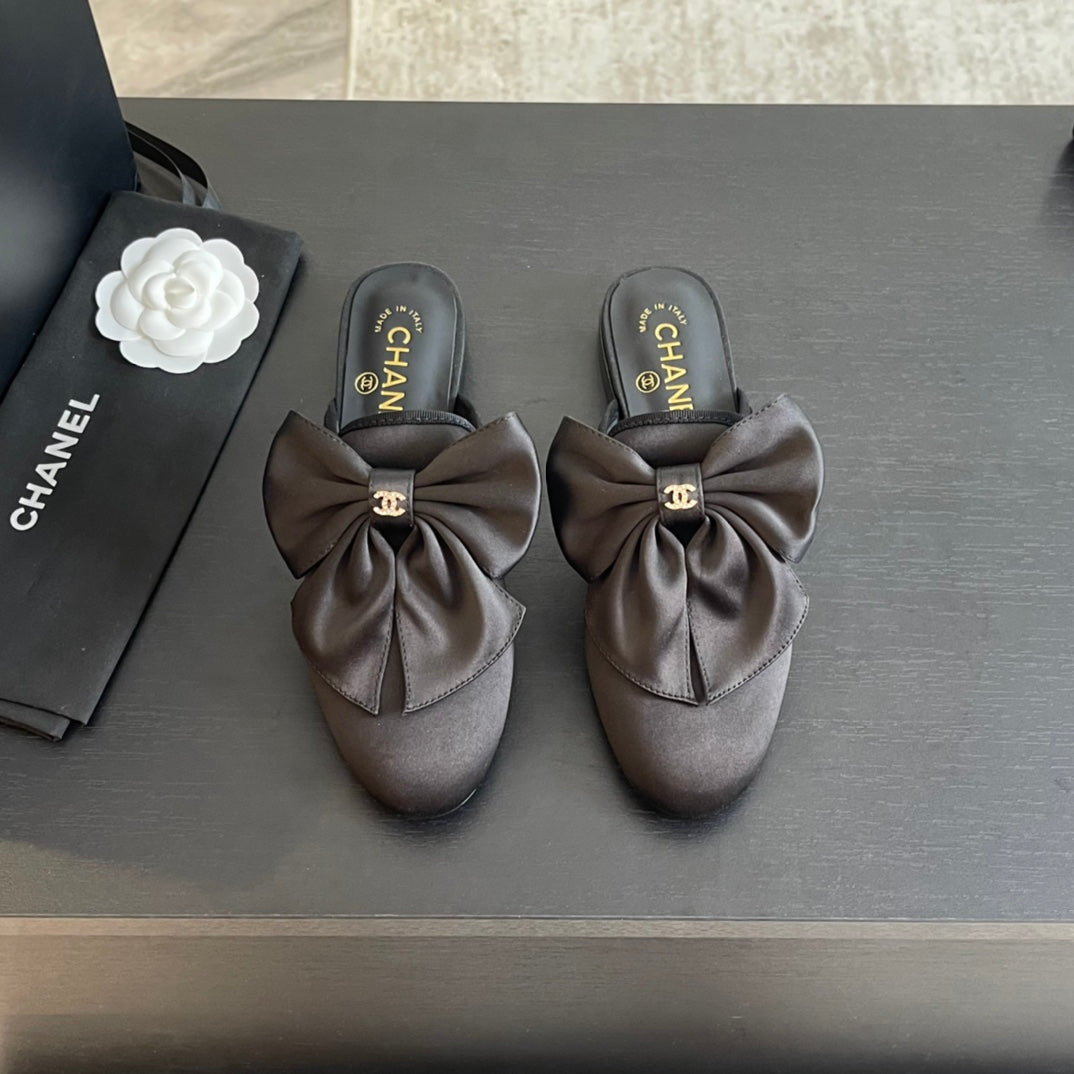 BIG BOW FLAT MULE SANDALS IN BLACK SILK