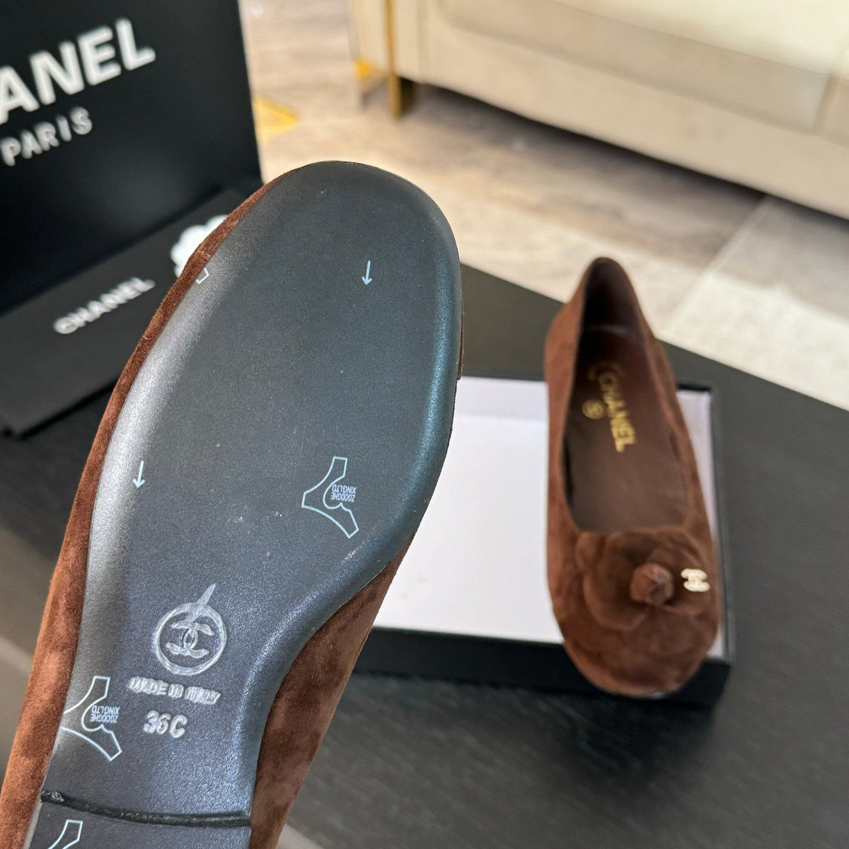 BALLET FLATS IN CHOCOLATE BROWN SUEDE WITH CAMELLIA
