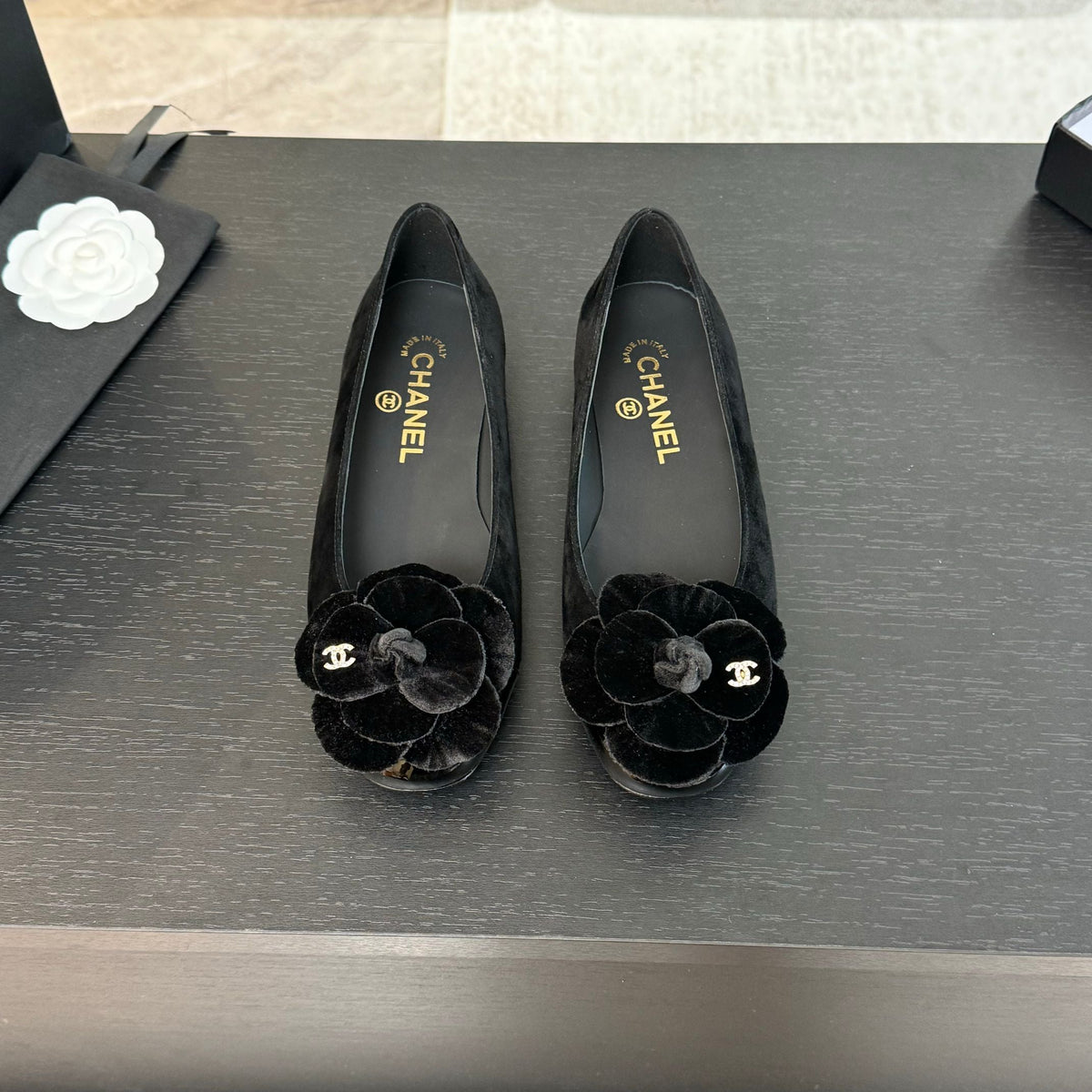 BALLET FLATS IN BLACK SUEDE WITH CAMELLIA