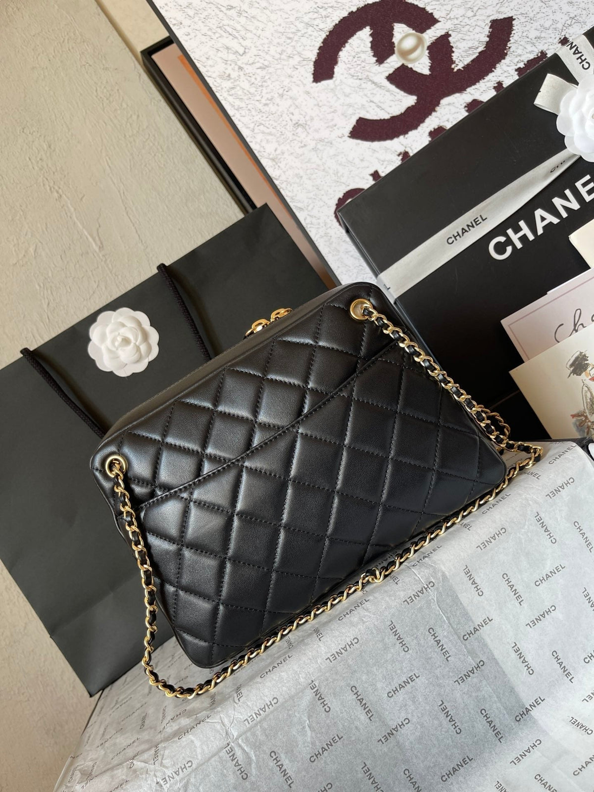 CAMERA BAG 24 IN BLACK QUILTED LAMBSKIN DOUBLE C GOLD COIN
